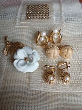 Avon Vintage Jewerly White Flower Brooch and Gold-Tone Earrings Lot